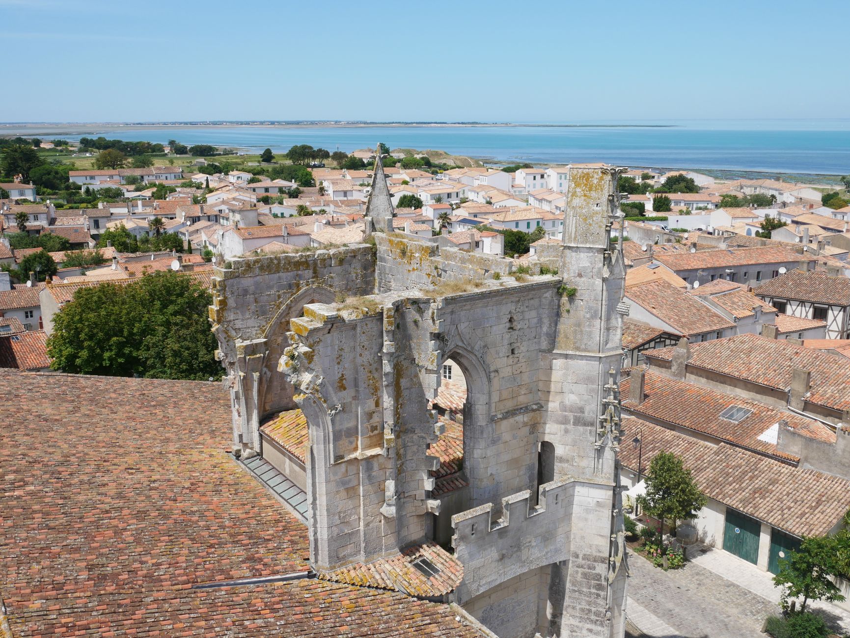 Bâchage de toiture équipe à Fréjus